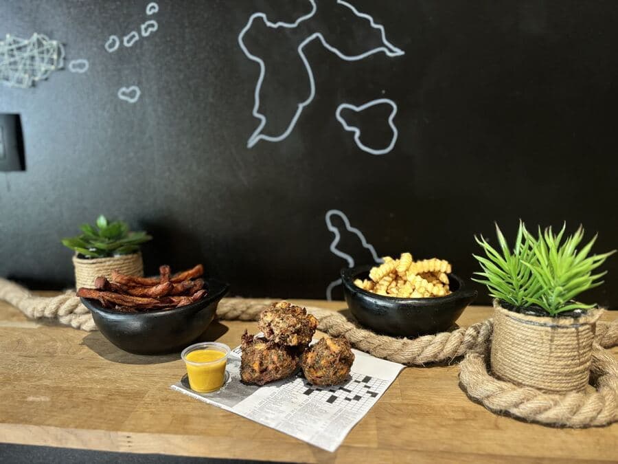Repas créole, acras garnis de frites